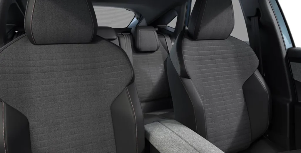 PEUGEOT-3008-1.2-100KW-ALLURE-EDCS6-AUTOMATICO-interior-trasera.webp