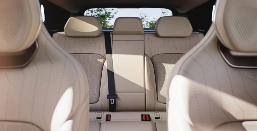 Lynk-Co-08-1.5-PHEV-More-interior-trasera-1.webp